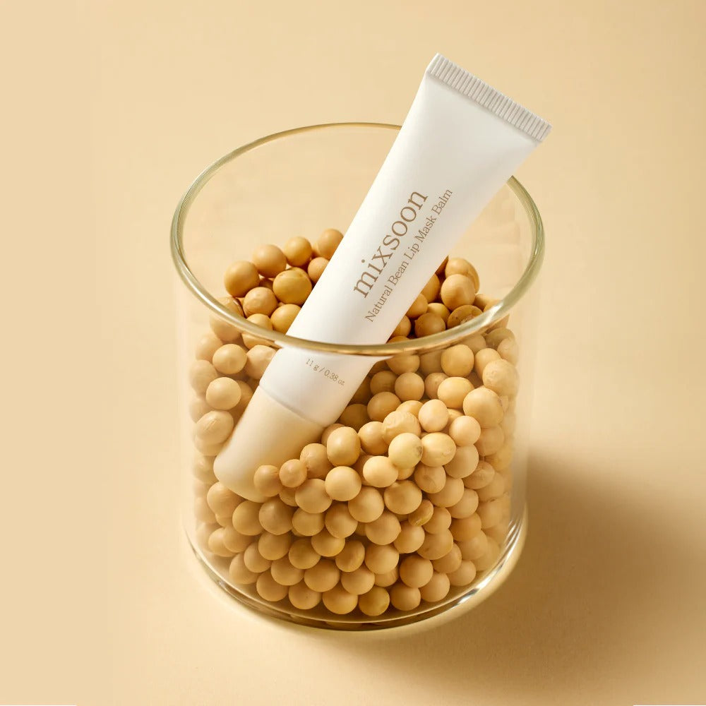 MIXSOON Natural Bean Lip Mask Bean 11g de la marque MIXSOON, posé sur des grains de haricot, fond beige.