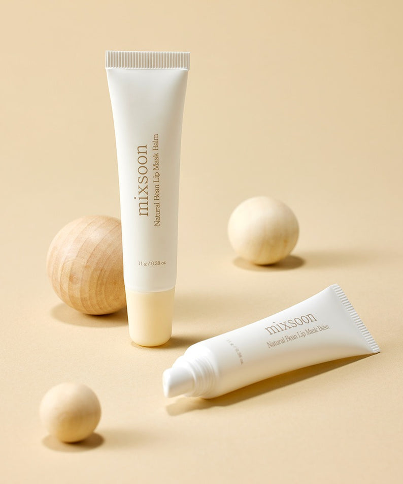 MIXSOON Natural Bean Lip Mask Bean 11g, tube de soin pour lèvres de la marque MIXSOON sur fond beige, en studio.