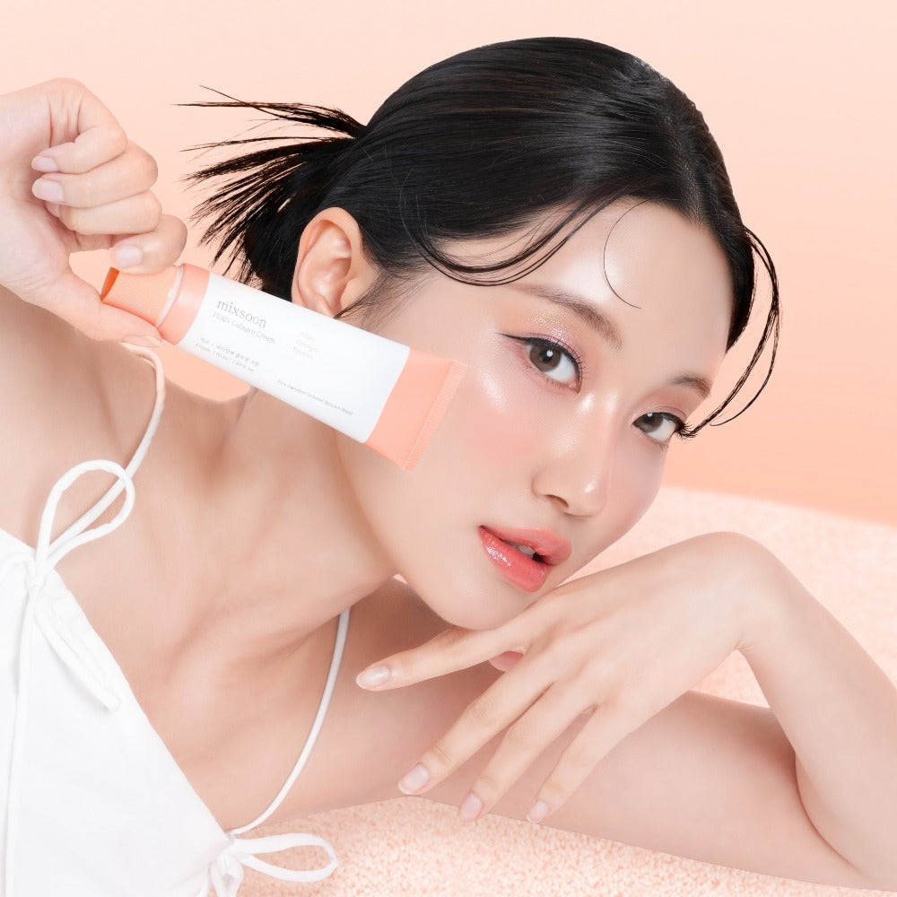 Décris l'image en français: MIXSOON PDRN Collagen Cream 50ml, tube sur fond rose, femme appliquant la crème, marque MIXSOON.