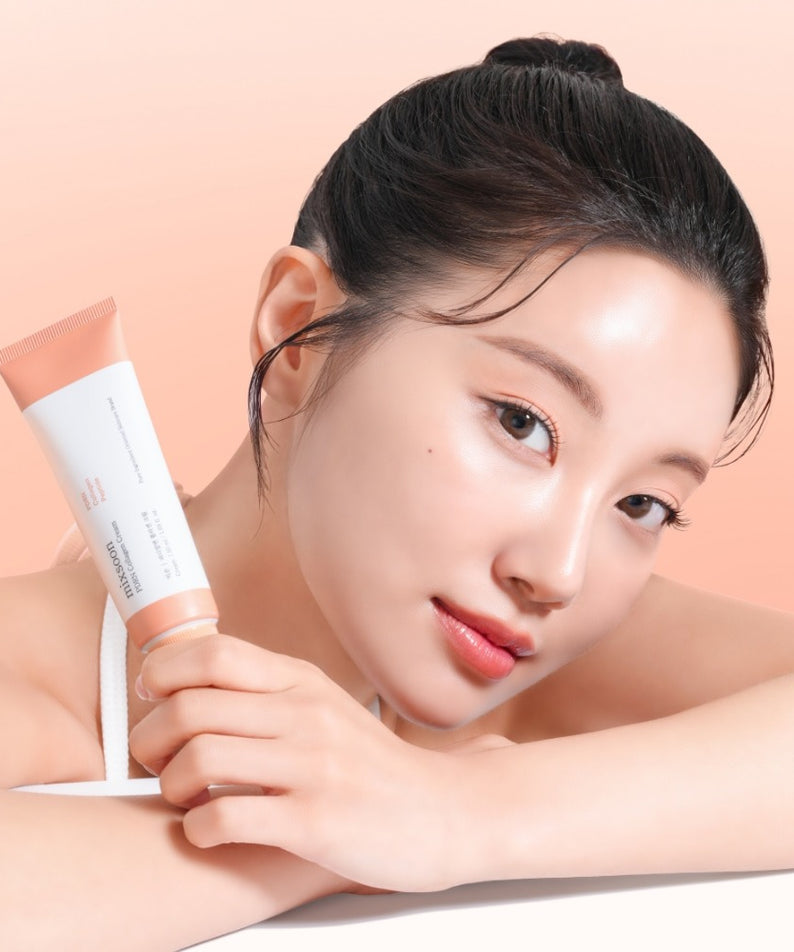 MIXSOON PDRN Collagen Cream 50ml, tube sur peau de femme en soin beauté, fond pastel, visuel produit MIXSOON.