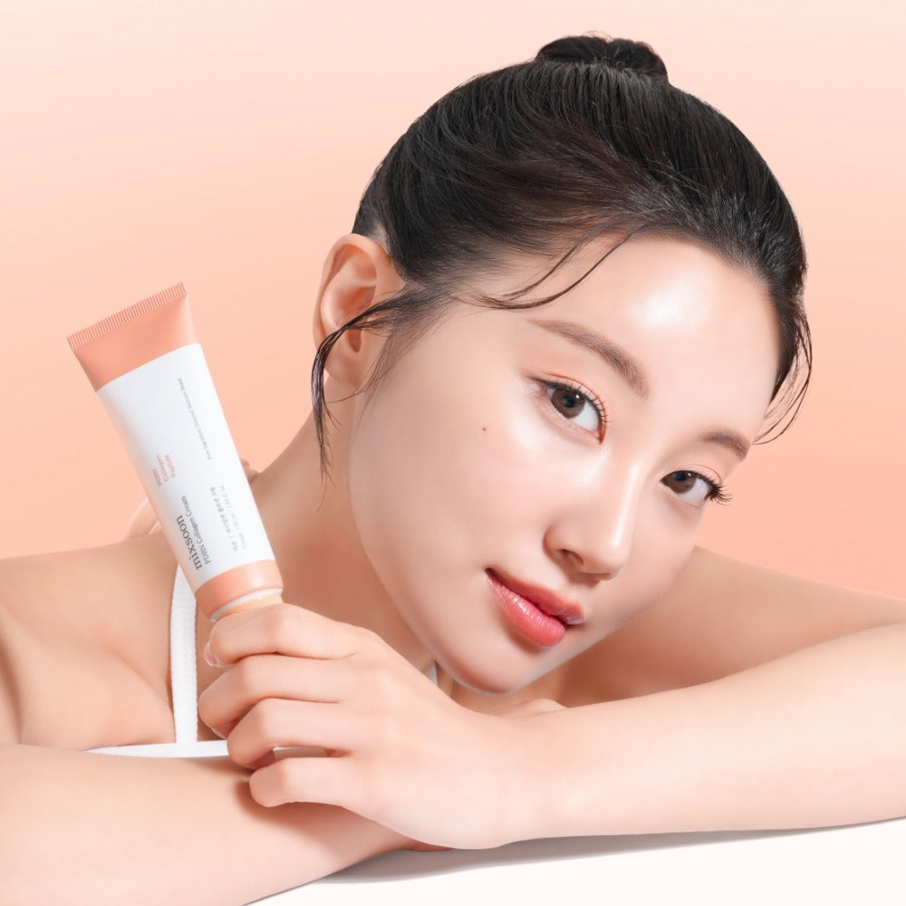 MIXSOON PDRN Collagen Cream 50ml, tube sur peau de femme en soin beauté, fond pastel, visuel produit MIXSOON.