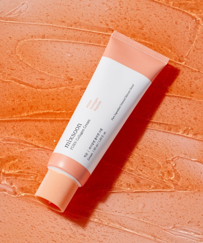MIXSOON PDRN Collagen Cream 50ml, tube sur fond carrelé orange en studio, texture crème visible, marque MIXSOON.