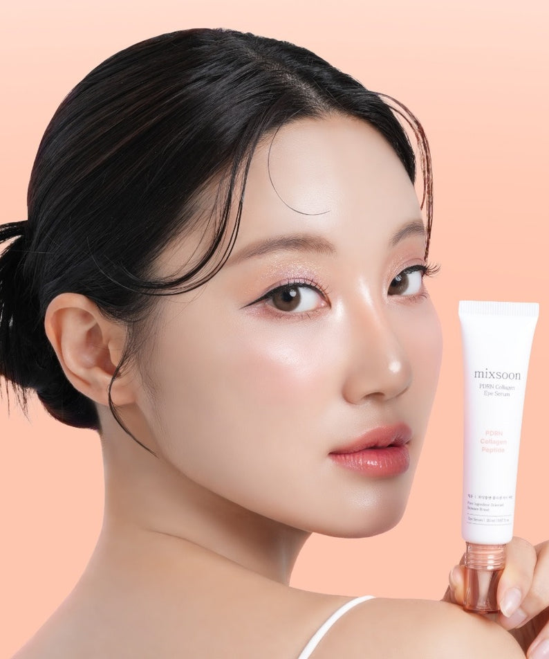 Décris l'image en français: MIXSOON PDRN Collagen Eye Serum 20ml de la marque MIXSOON, tube près de l'œil sur fond pêche.