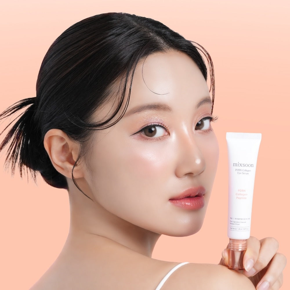 Décris l'image en français: MIXSOON PDRN Collagen Eye Serum 20ml de la marque MIXSOON, tube près de l'œil sur fond pêche.