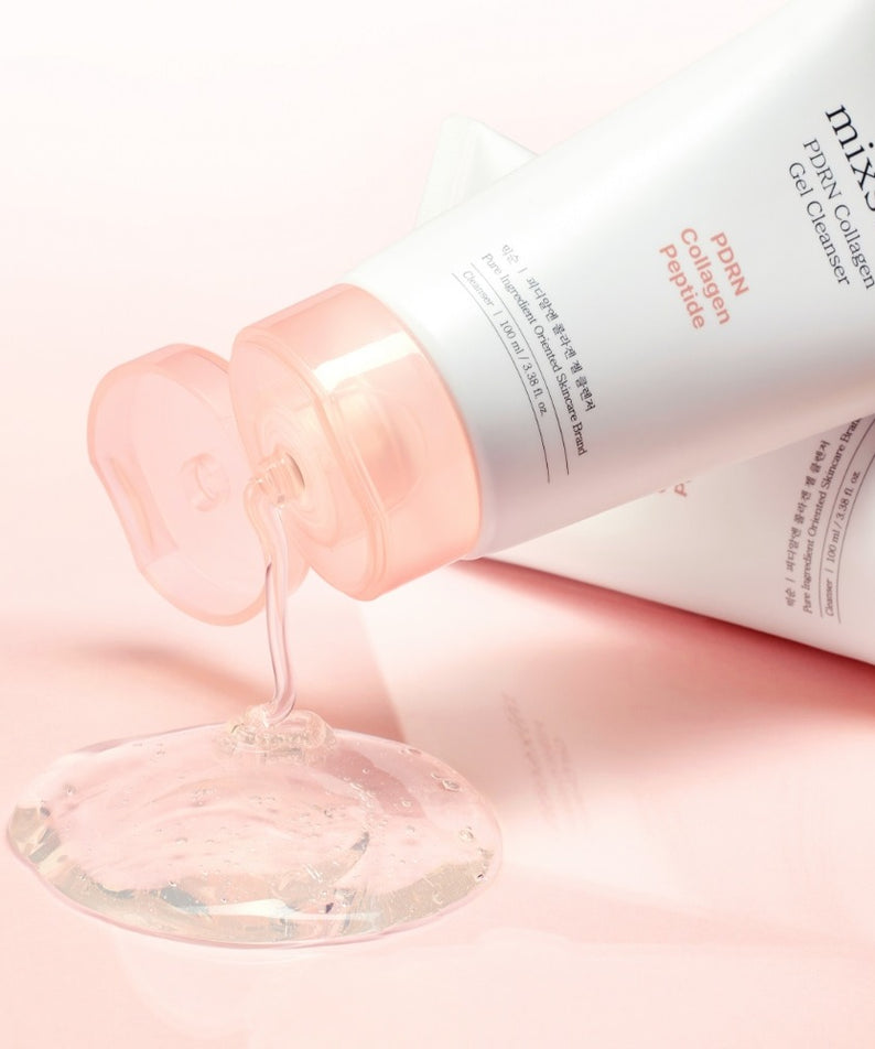 MIXSOON PDRN Collagen Gel Cleanser 100ml : gel translucide et tube de la marque sur fond rose, contexte soin visage.