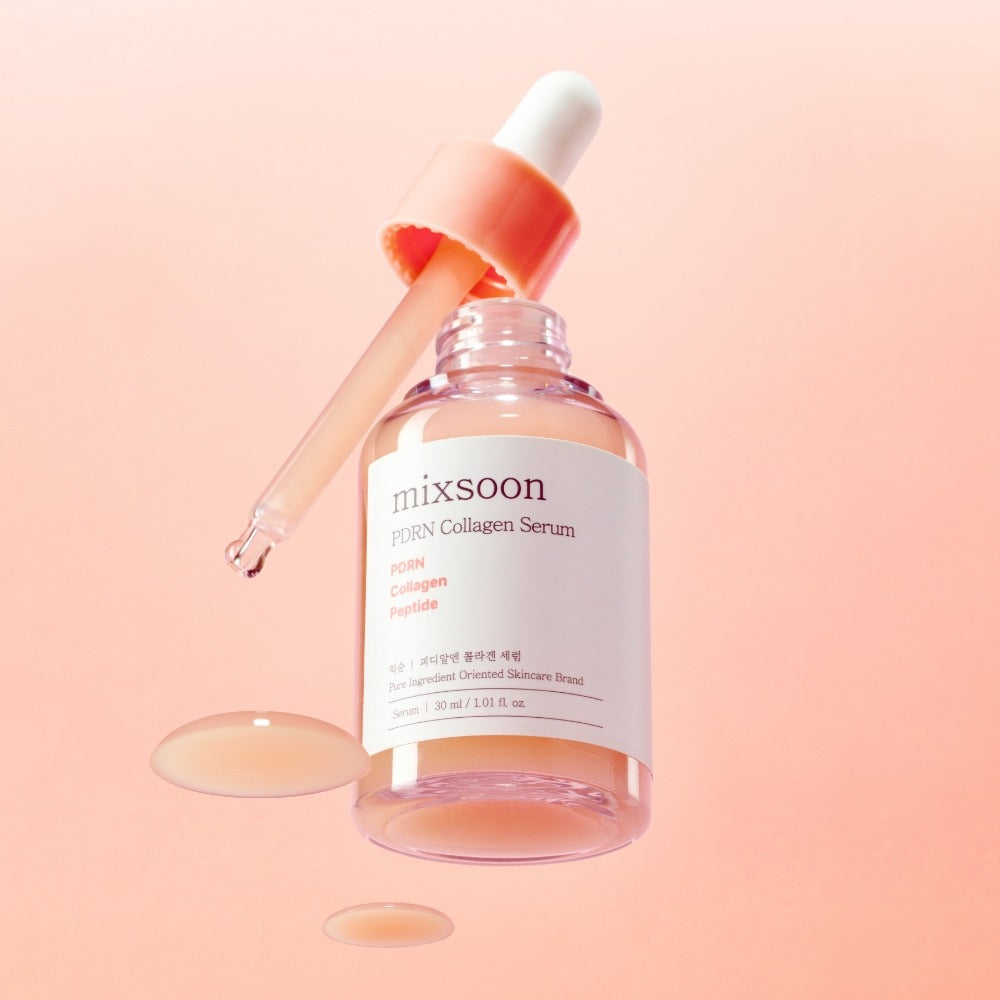MIXSOON PDRN Collagen Serum 30ml, flacon compte-gouttes sur fond rose pastel, contexte visuel soins visage.