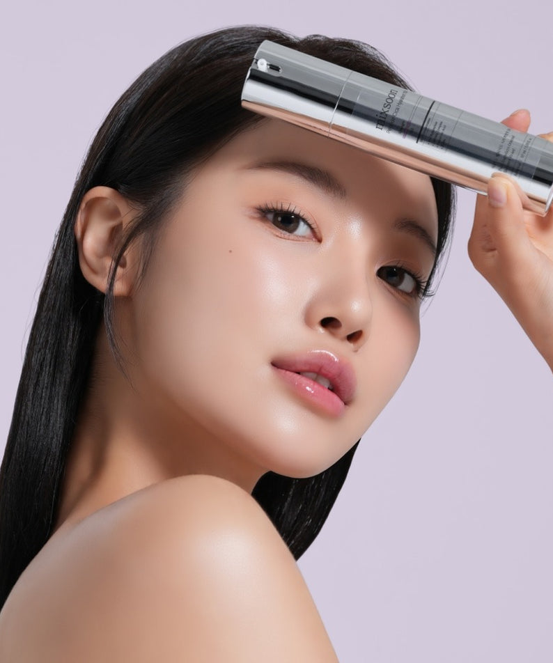 MIXSOON Peptide Cica Hyal Shot 150 50ml, sérum en flacon, femme l’applique sur peau, fond violet, marque MIXSOON