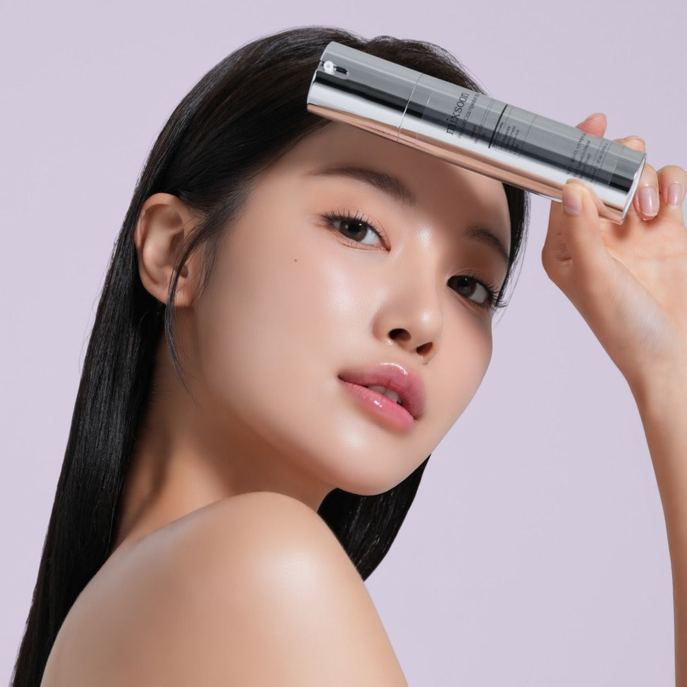 MIXSOON Peptide Cica Hyal Shot 150 50ml, sérum en flacon, femme l’applique sur peau, fond violet, marque MIXSOON