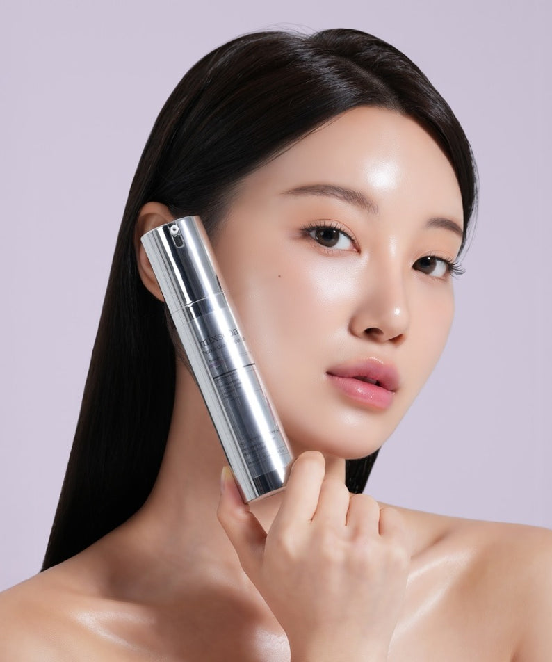 MIXSOON Peptide Cica Hyal Shot 150 50ml, flacon serum sur peau hydratée, modèle visage, fond clair