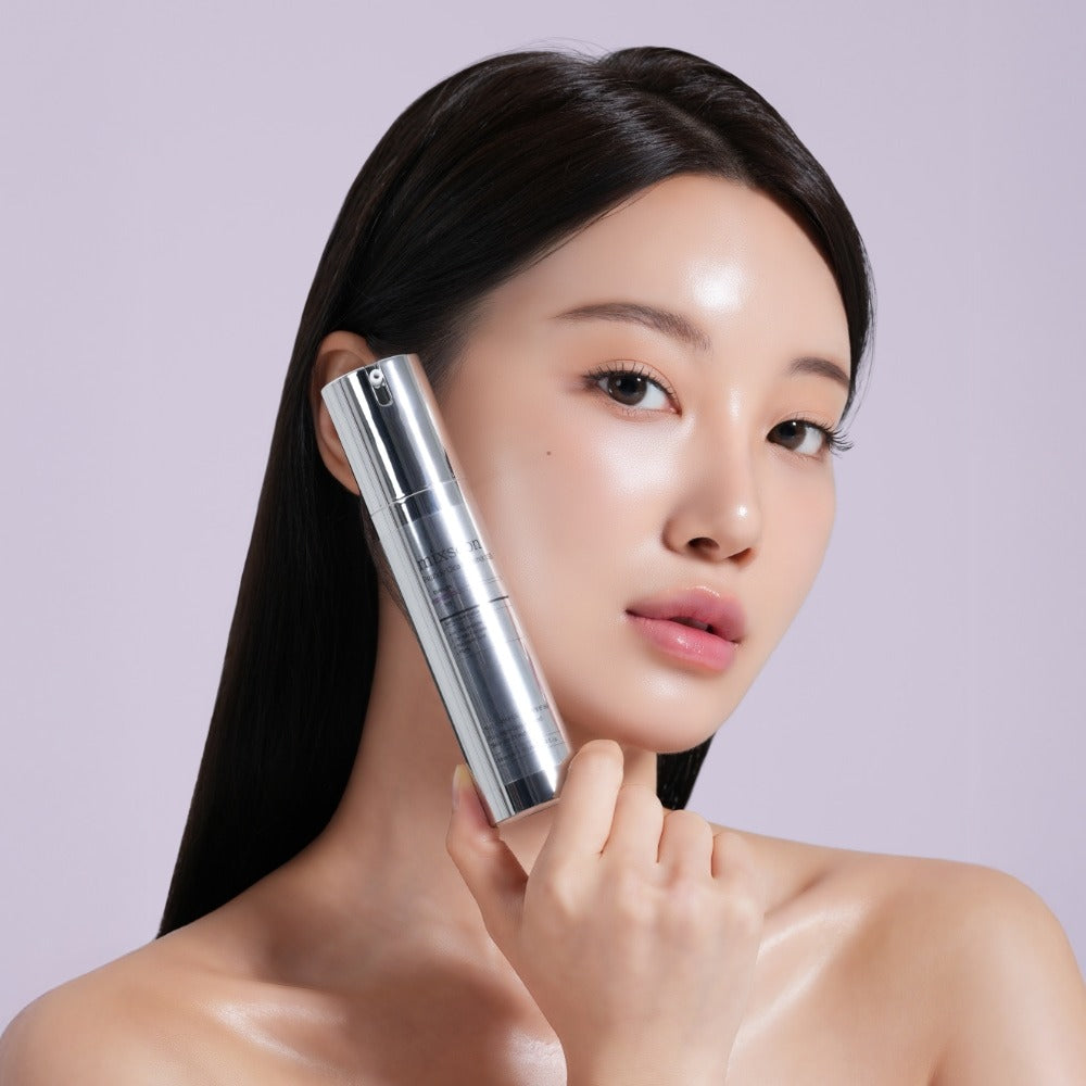 MIXSOON Peptide Cica Hyal Shot 150 50ml, flacon serum sur peau hydratée, modèle visage, fond clair
