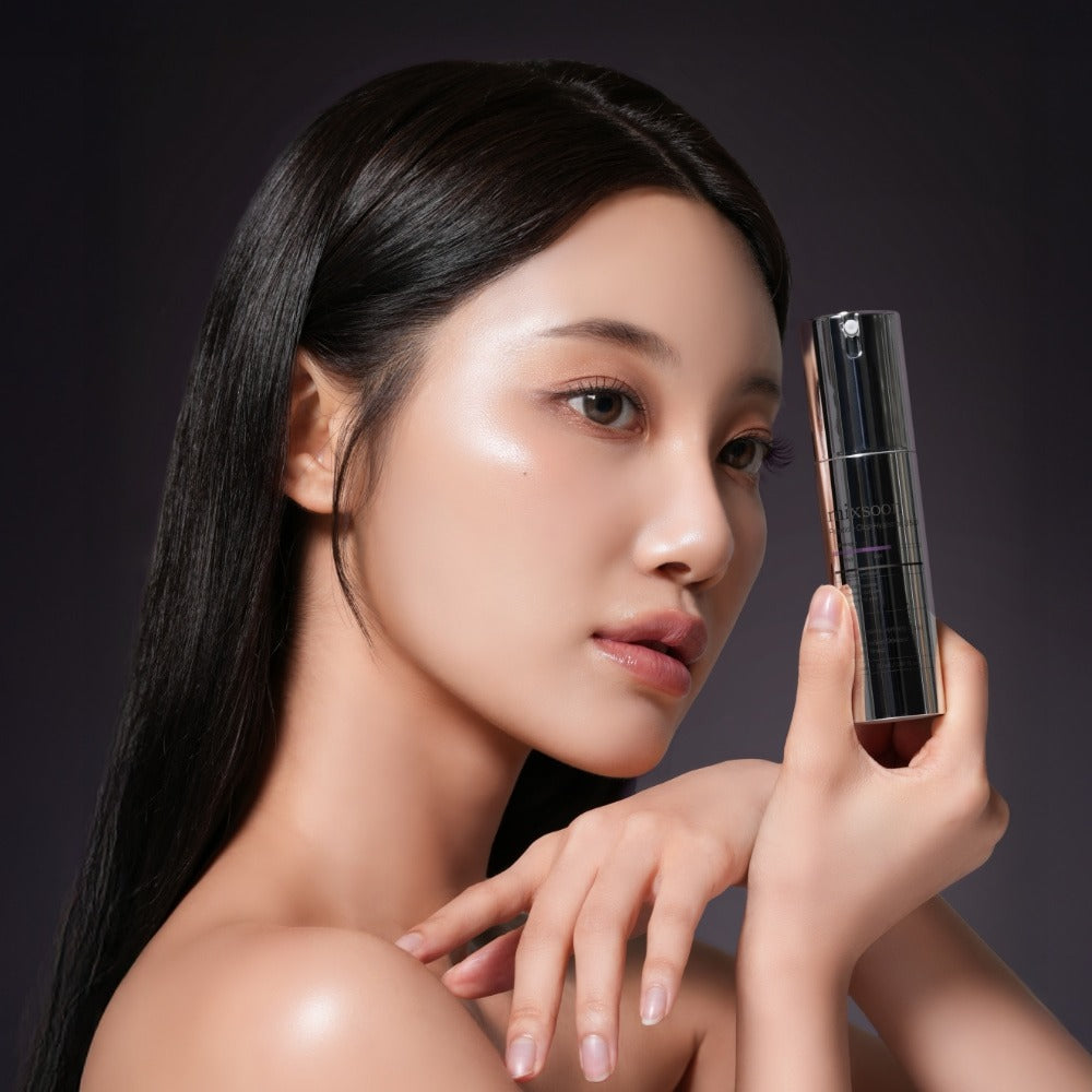 MIXSOON Peptide Cica Hyal Shot 350 30ml : femme tenant le flacon, peau lumineuse, fond sombre, produit de marque MIXSOON