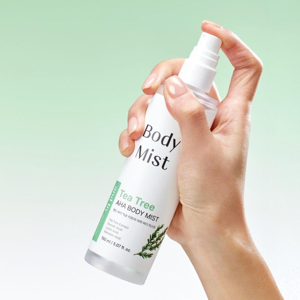 Main tenant MIXSOON Tea Tree AHA Body Mist 150ml, marque affichée, contexte visuel fond vert, brume corporelle.