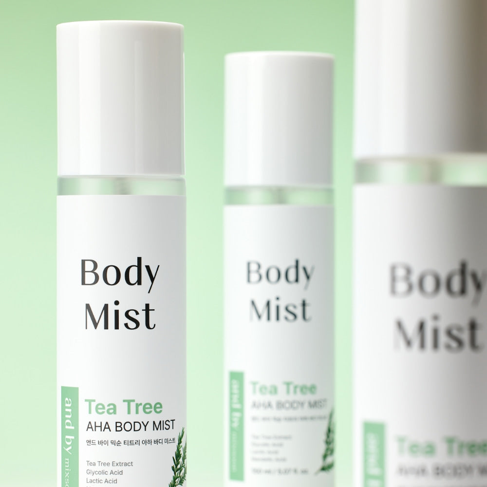MIXSOON Tea Tree AHA Body Mist 150ml de marque MIXSOON, flacons Body Mist sur fond vert clair (contexte visuel).
