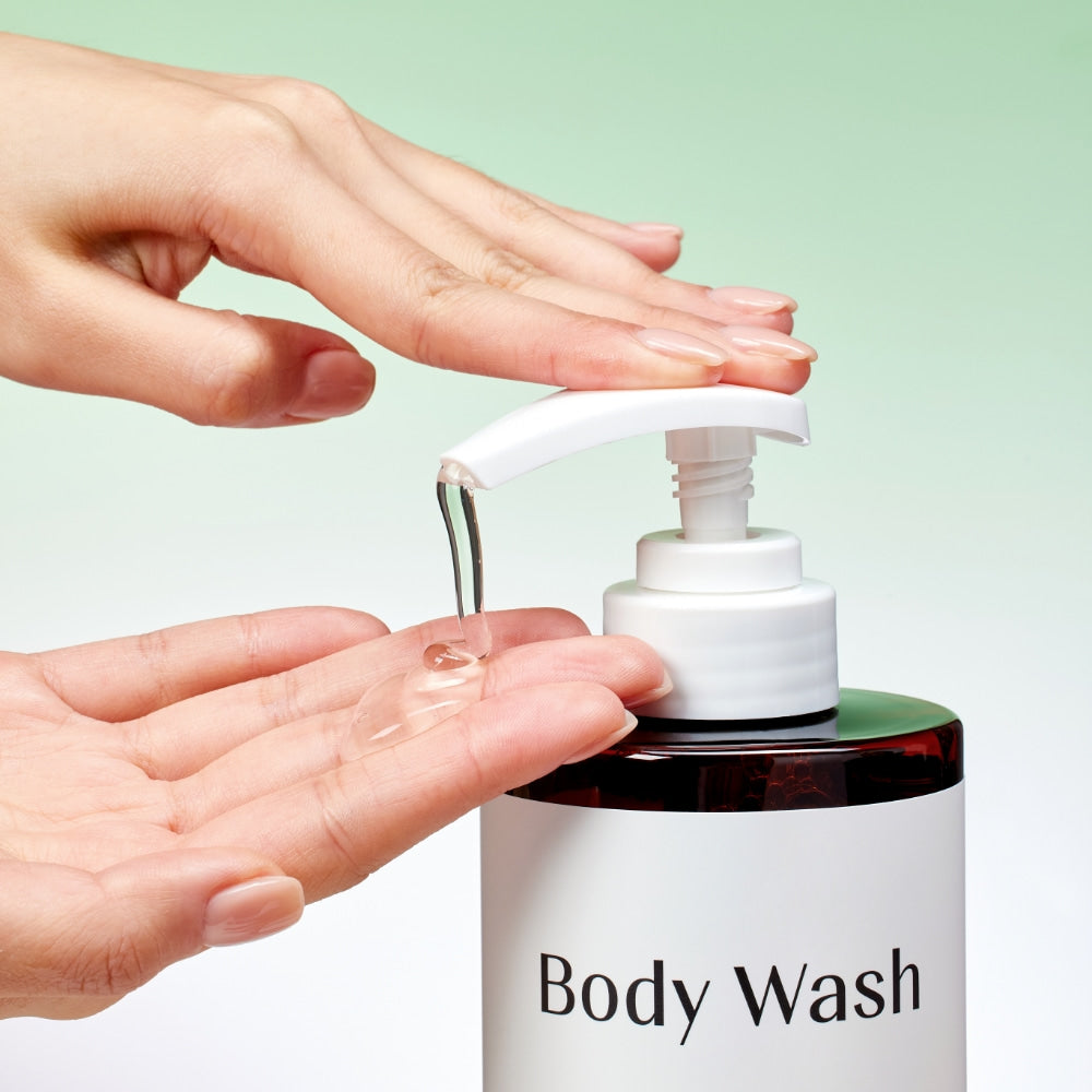 MIXSOON Tea Tree AHA Body Wash 500ml : mains sous distributeur, lavage corps, décor vert clair, marque visible