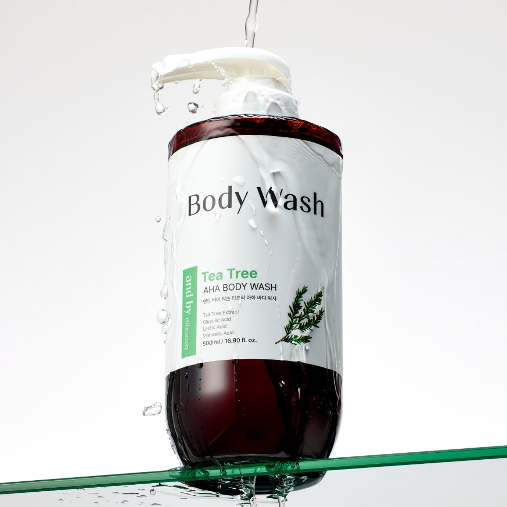 MIXSOON Tea Tree AHA Body Wash 500ml en bouteille avec jet d’eau, sur fond blanc, produit de la marque MIXSOON
