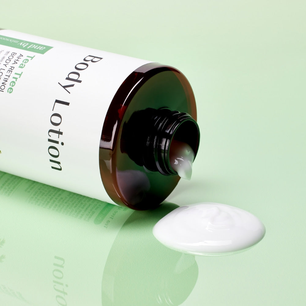 MIXSOON Tea Tree AHA Retinol Body Lotion 500ml, tube et crème au détail sur fond vert clair, photo produit marque MIXSOON.
