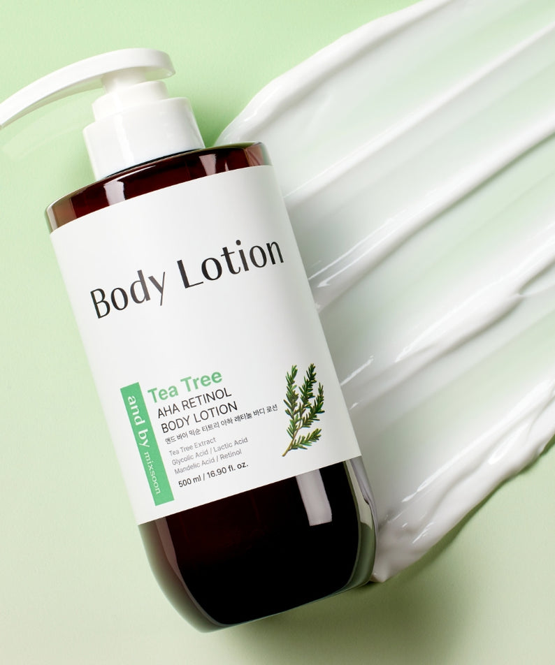 MIXSOON Tea Tree AHA Retinol Body Lotion 500ml, bouteille crème sur fond vert avec feuilles et gouttes, contexte beauté