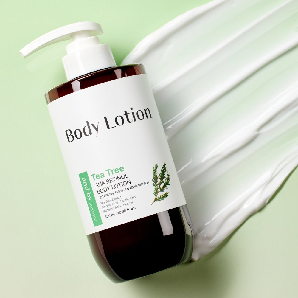 MIXSOON Tea Tree AHA Retinol Body Lotion 500ml, bouteille crème sur fond vert avec feuilles et gouttes, contexte beauté