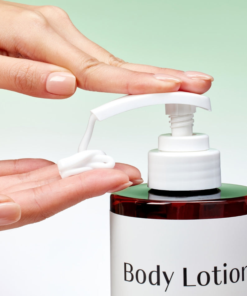 MIXSOON Tea Tree AHA Retinol Body Lotion 500ml, flacon pump sur fond vert, mains appliquant la lotion, marque MIXSOON