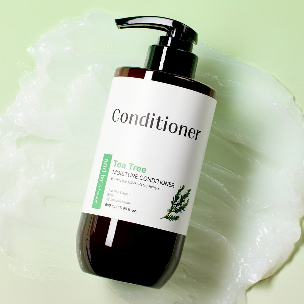 MIXSOON Tea Tree Moisture Conditioner 500ml, bouteille sur fond vert avec crème, contexte visuel produit en lumière douce.