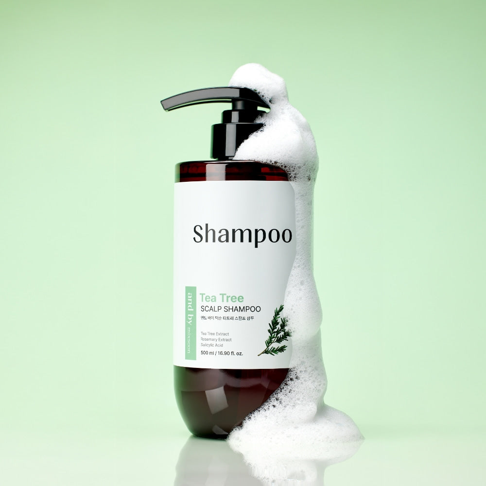 MIXSOON Tea Tree Scalp Shampoo 500ml, flacon de shampooing sur fond vert, mousse visible, marque MIXSOON, contexte visuel.