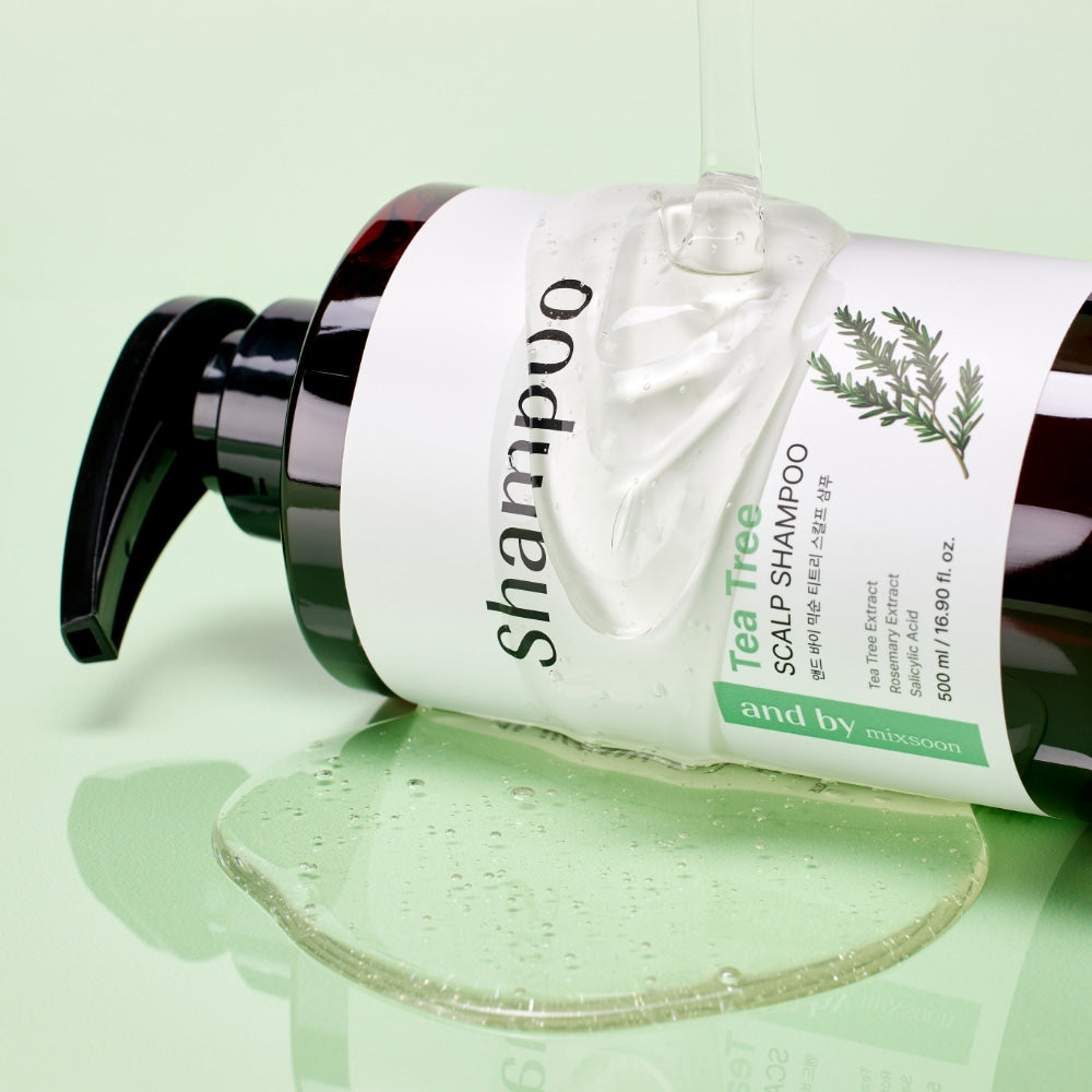 Photo du MIXSOON Tea Tree Scalp Shampoo 500ml sur fond vert, flacon blanc et illustr. tea tree, marque MIXSOON.