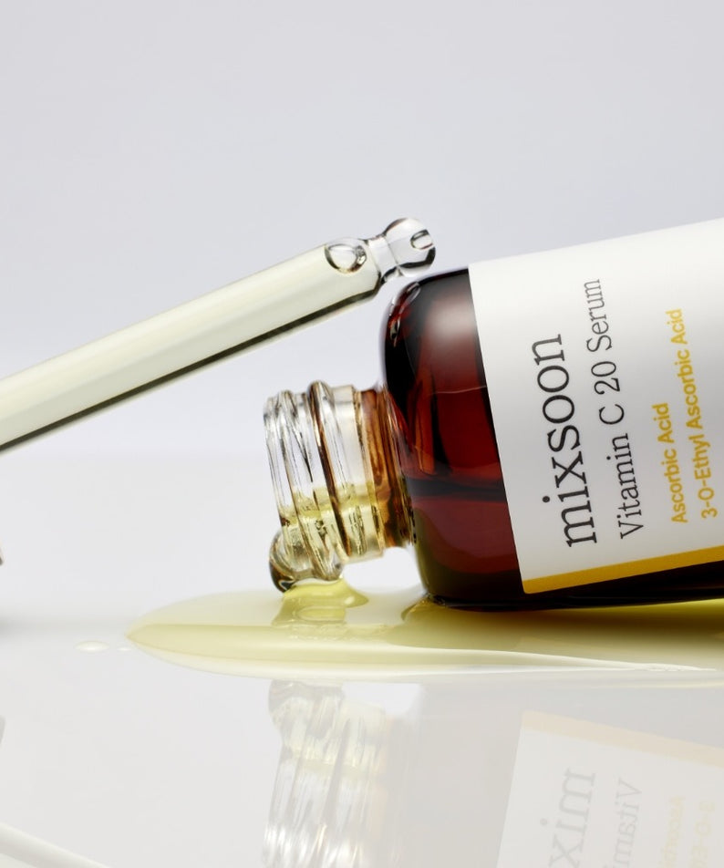 MIXSOON Vitamin C 20 Serum 10ml de la marque MIXSOON, flacon et sérum goutte sur fond clair, contexte beauté