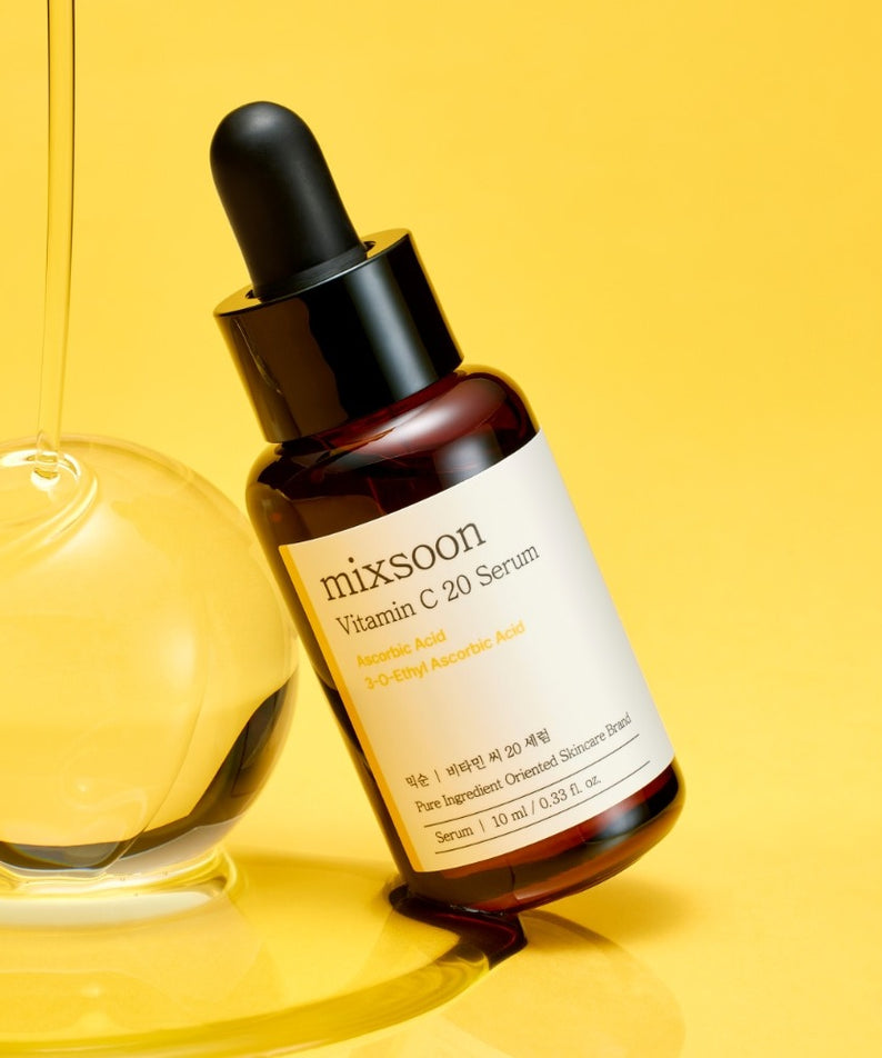MIXSOON Vitamin C 20 Serum 10ml, flacon sur fond jaune avec goutte d’agrume, cosmétique soins visage