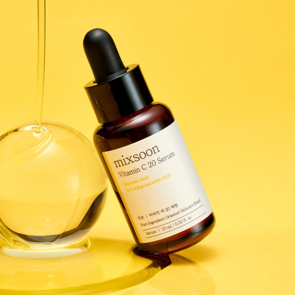 MIXSOON Vitamin C 20 Serum 10ml, flacon sur fond jaune avec goutte d’agrume, cosmétique soins visage