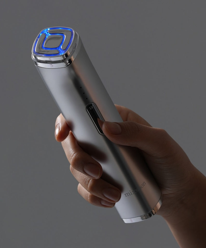 MIXSOON Derma Booster Pro tenu à la main avec lumière LED bleue pour soins de la peau.
