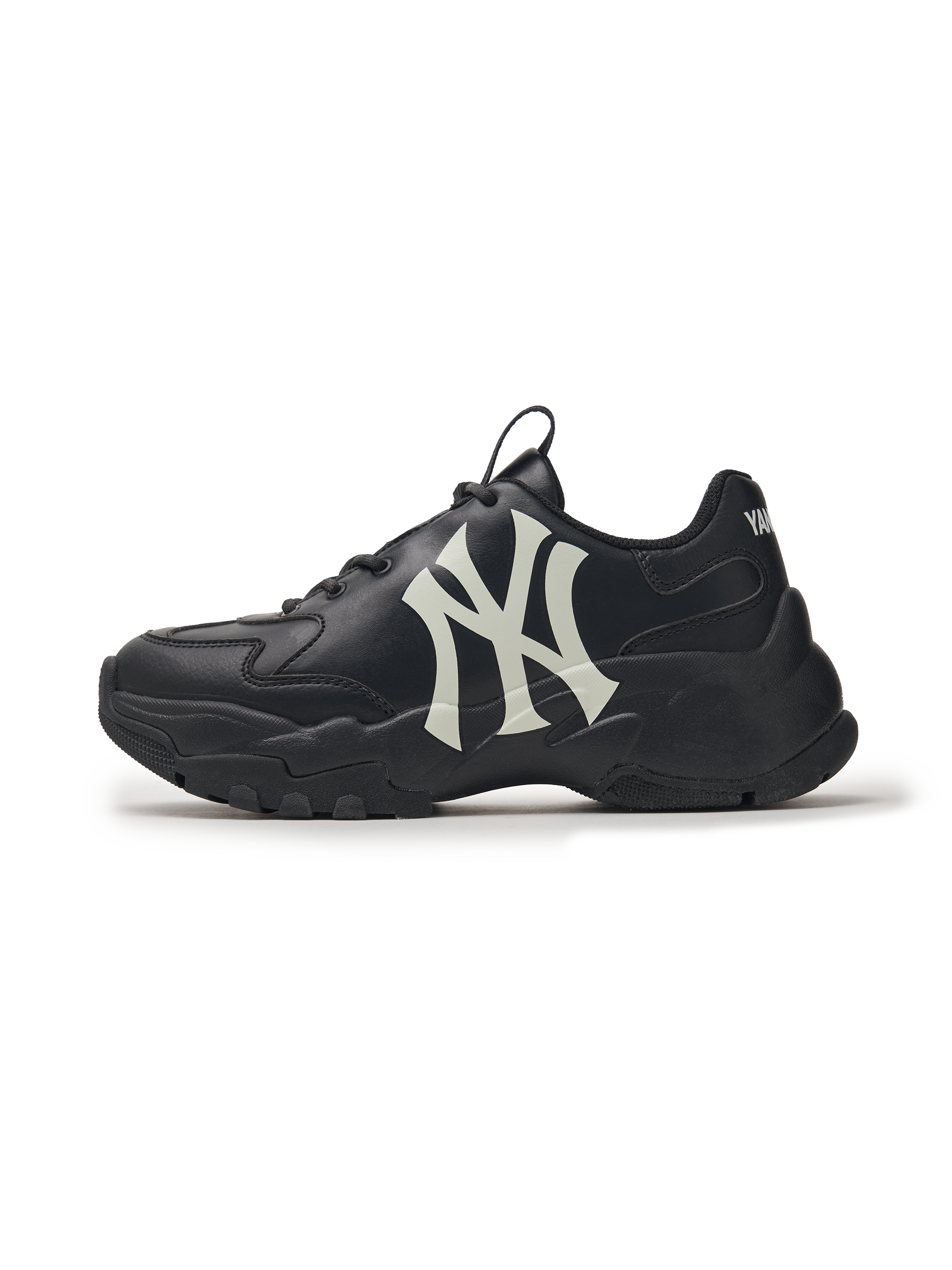 MLB Big Ball Chunky A New York Yankees BLACK, paire de sneakers chunky noir de la marque MLB, sur fond blanc.