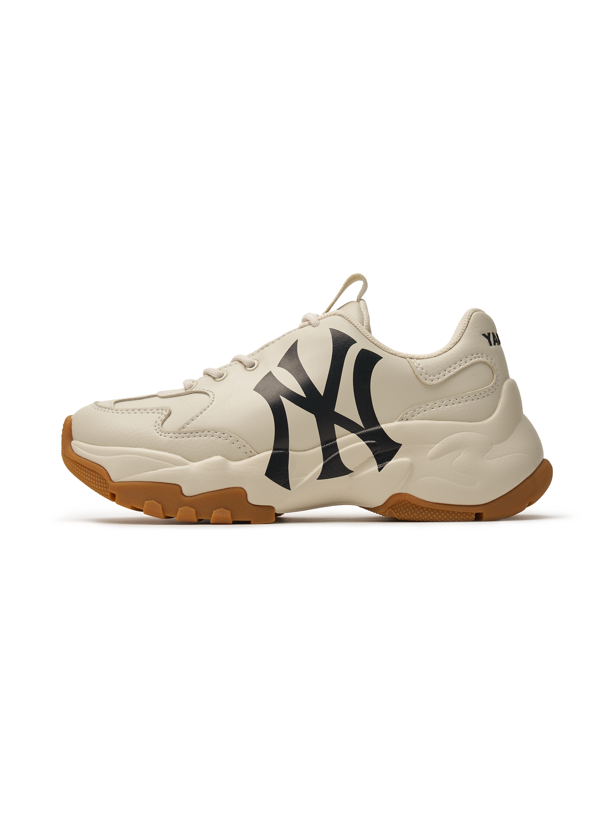 MLB Big Ball Chunky A New York Yankees LIGHT BEIGE : baskets chunky Yankees sur fond noir, vue latérale.
