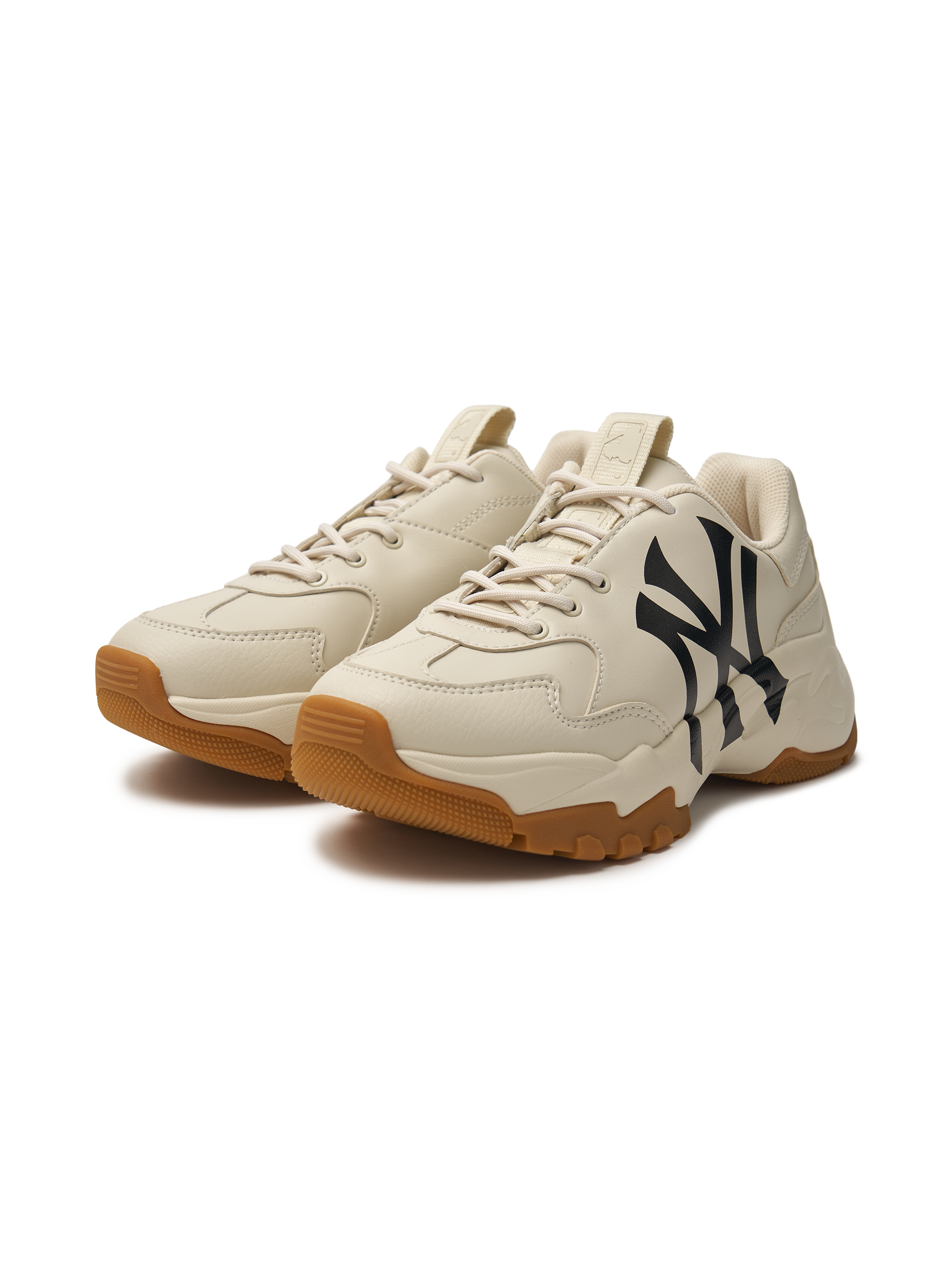 MLB Big Ball Chunky A New York Yankees LIGHT BEIGE : sneakers beige, logo Yankees, visuel sur fond noir.