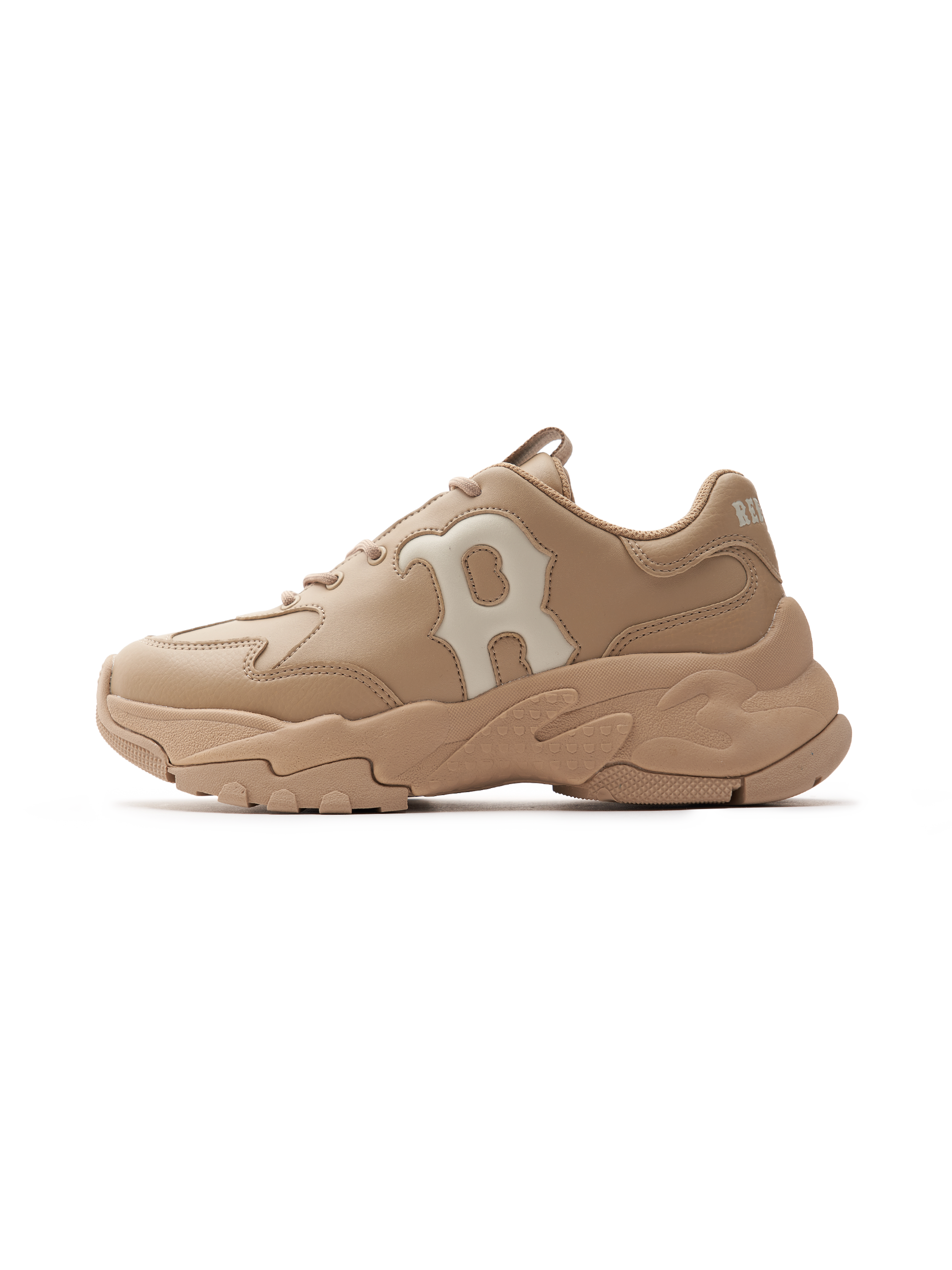 MLB Big Ball Chunky Window Boston Red Sox BEIGE : sneaker beige chunky de la marque MLB, vue sur fond noir.