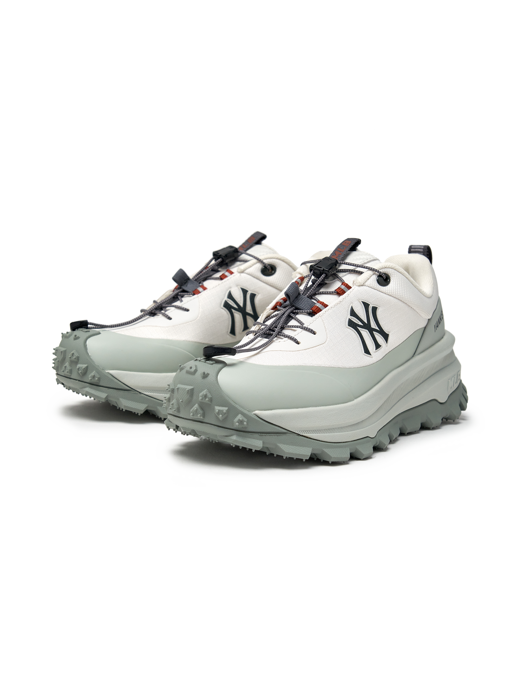 MLB Bump Chunky New York Yankees MINT : baskets chunky blanches et vert mint, logo NY et semelle épaisse, fond noir