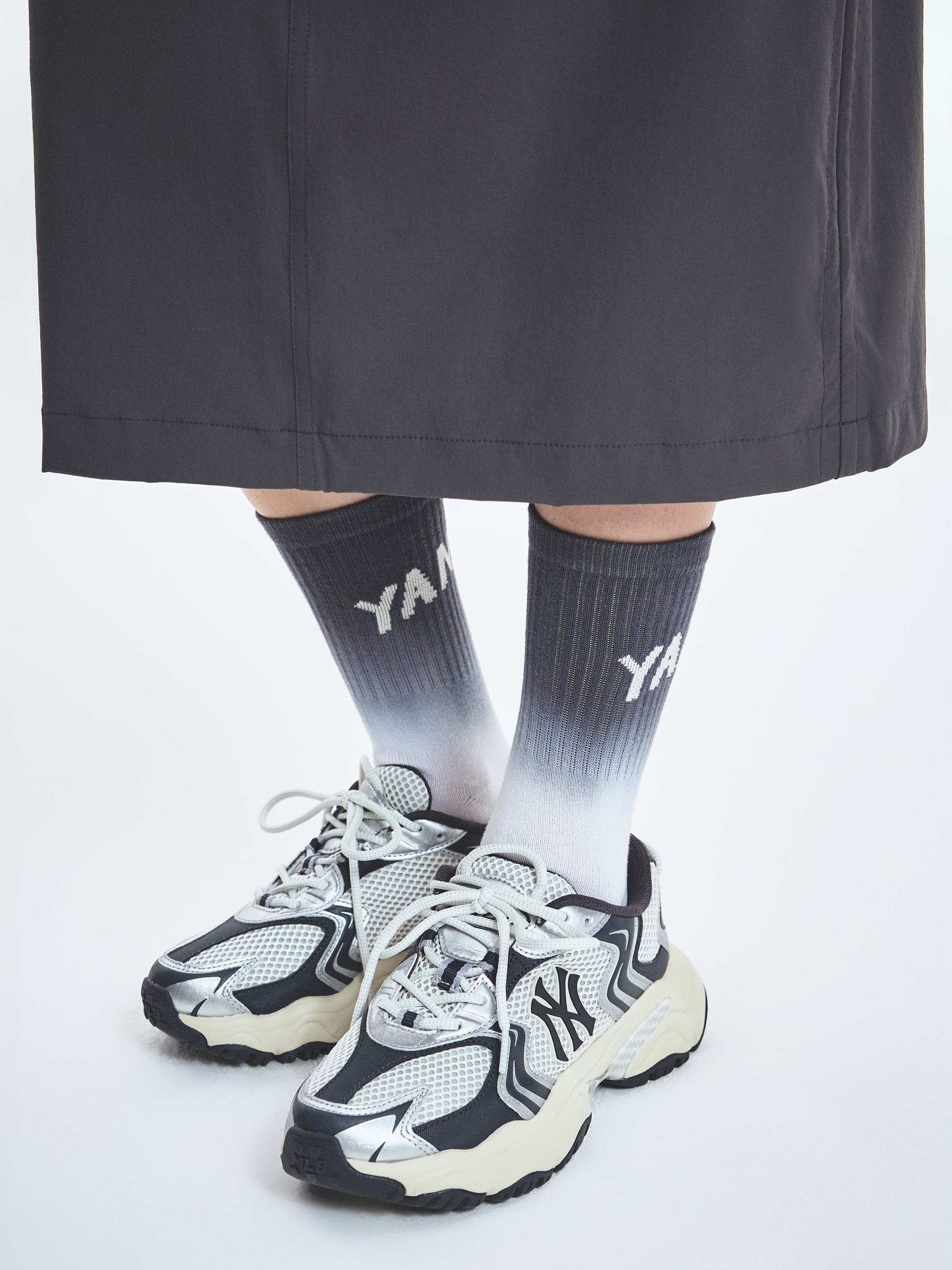 MLB Cargo Chunky New York Yankees DARK GRAY, chaussures chunky Yankees et chaussettes, vue studio sur fond blanc.