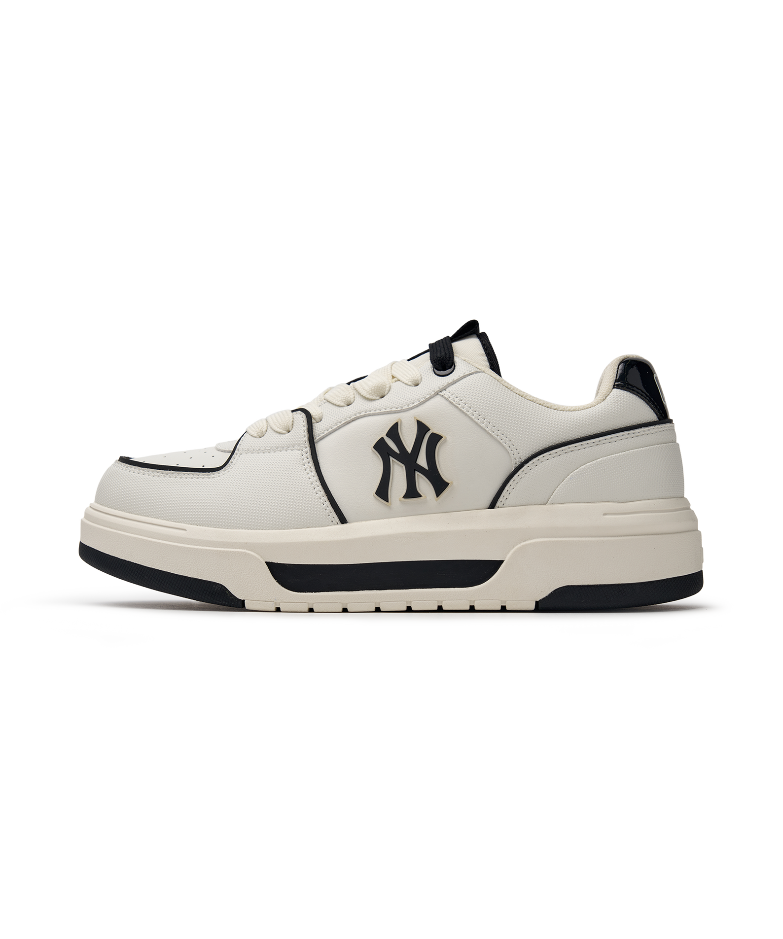MLB Chunky Liner Basic SL New York Yankees WHITE, paire de baskets blanches Yankees, vue de profil sur fond noir.