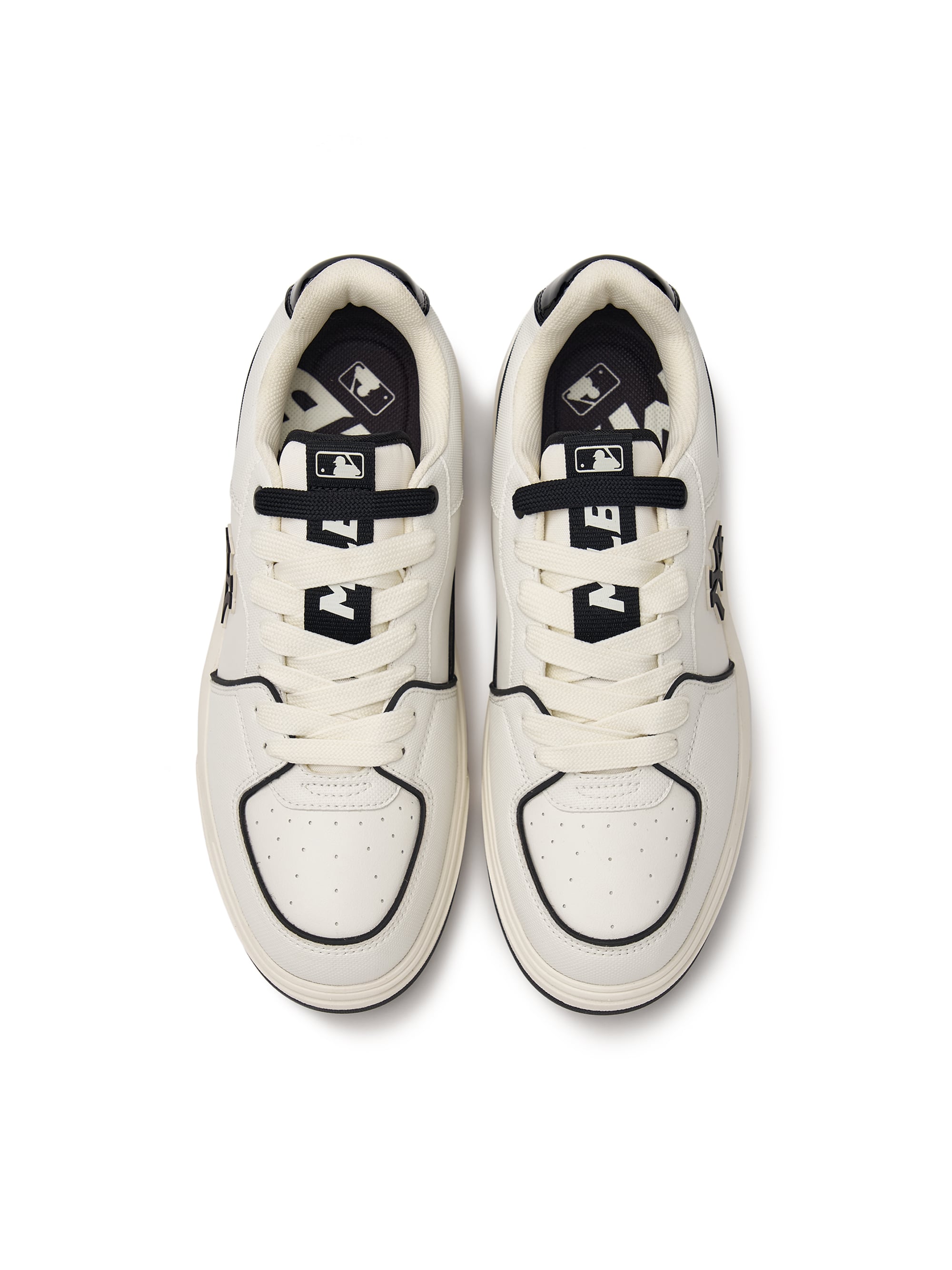 MLB Chunky Liner Basic SL New York Yankees WHITE, paire de sneakers blanches avec logo MLB sur fond blanc.