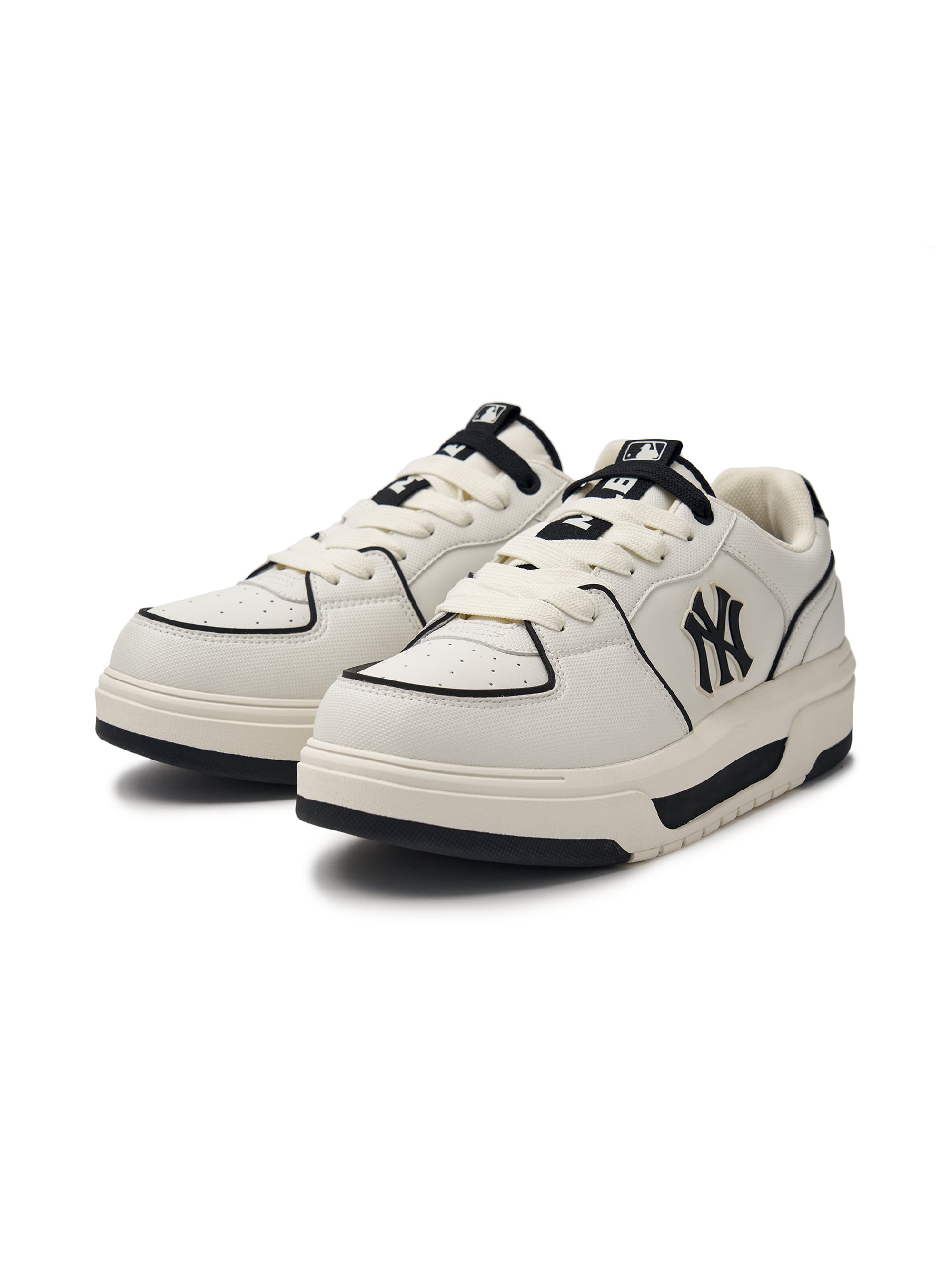 MLB Chunky Liner Basic SL New York Yankees WHITE : chaussures New York Yankees blanches style chunky sur fond blanc.