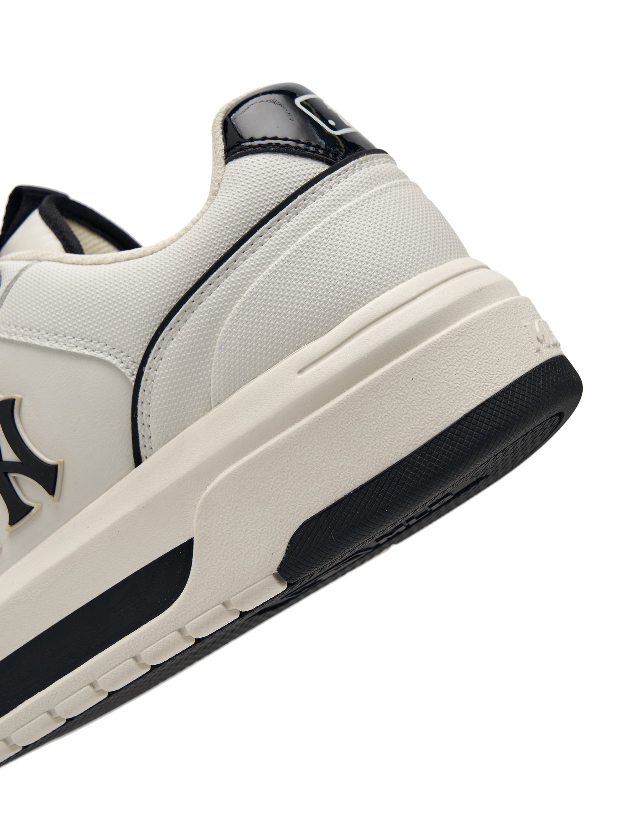 MLB Chunky Liner Basic SL New York Yankees WHITE, gros plan sur chaussures blanches, marque MLB, style sneaker Yankees.