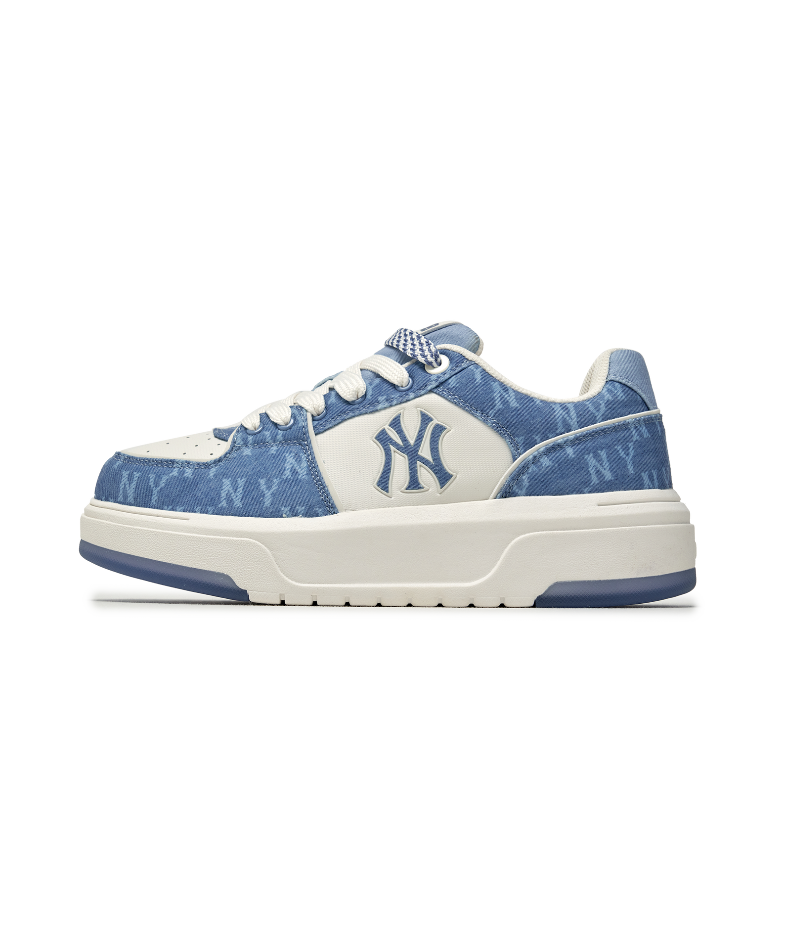 MLB Chunky Liner Denim Monogram SL New York Yankees BLUE, baskets en jean bleu avec monogramme NYC sur fond blanc