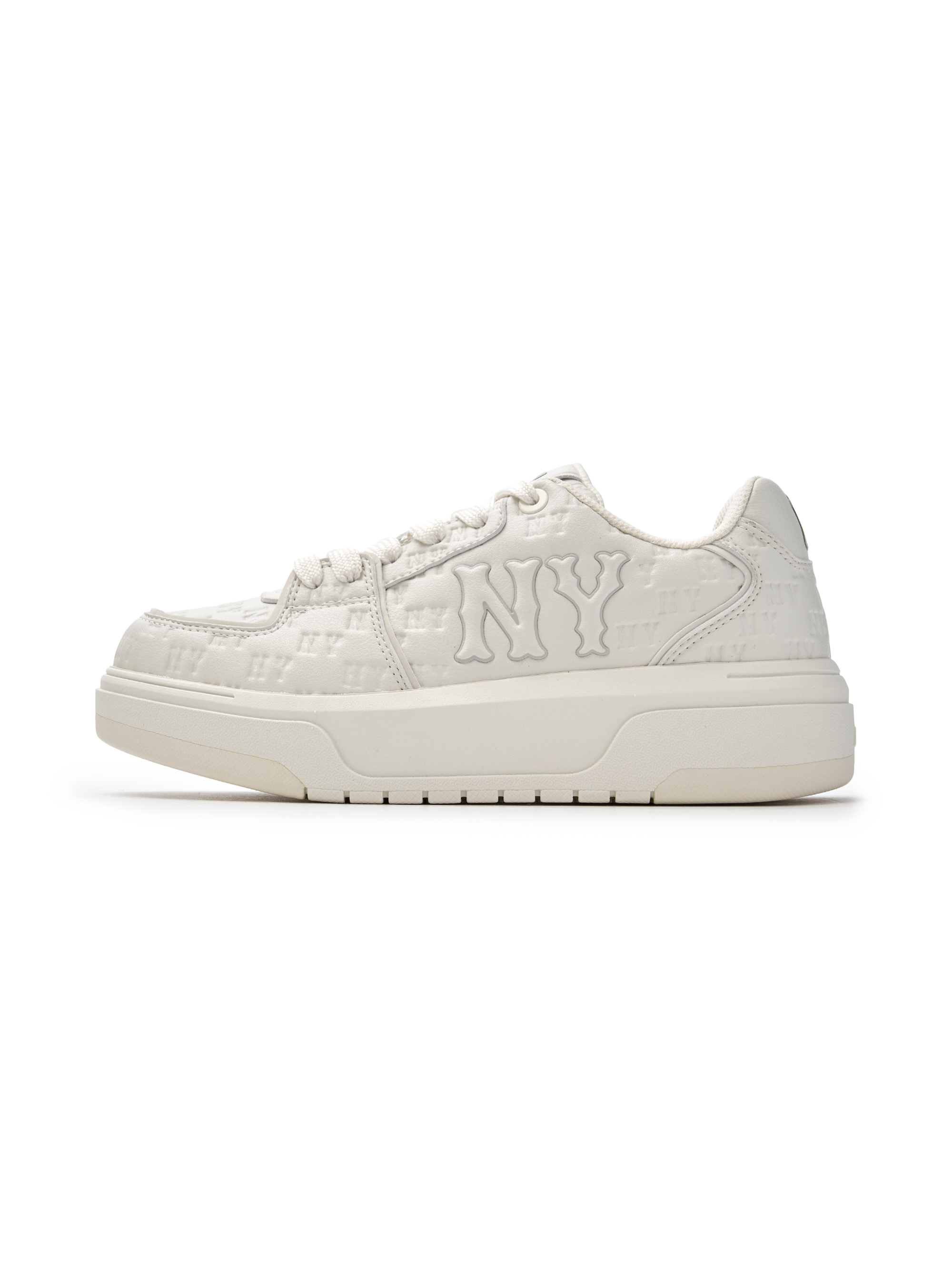 MLB Chunky Liner Embossed Monogram Cooperstown New York Yankees WHITE : chaussure blanche Yankees, monogramme embossé, vue latérale.