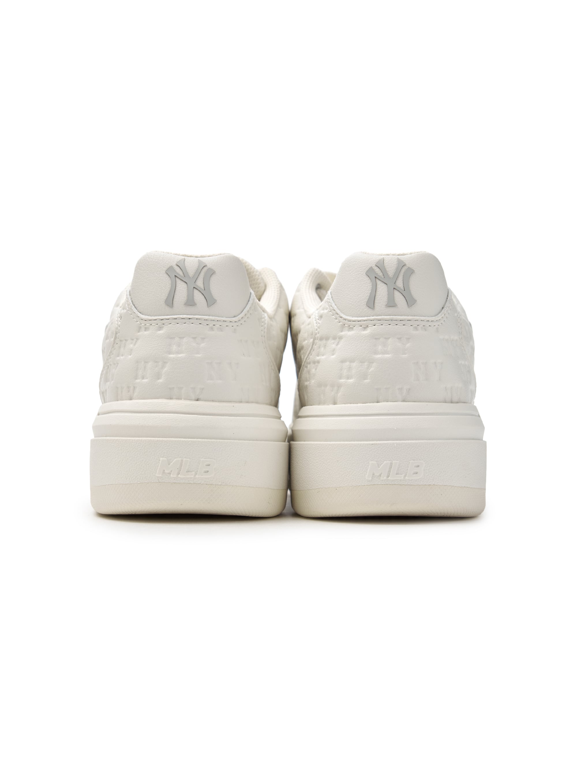 MLB Chunky Liner Embossed Monogram Cooperstown New York Yankees WHITE : chaussures blanches MLBA, monogramme YS embossé, vue arrière