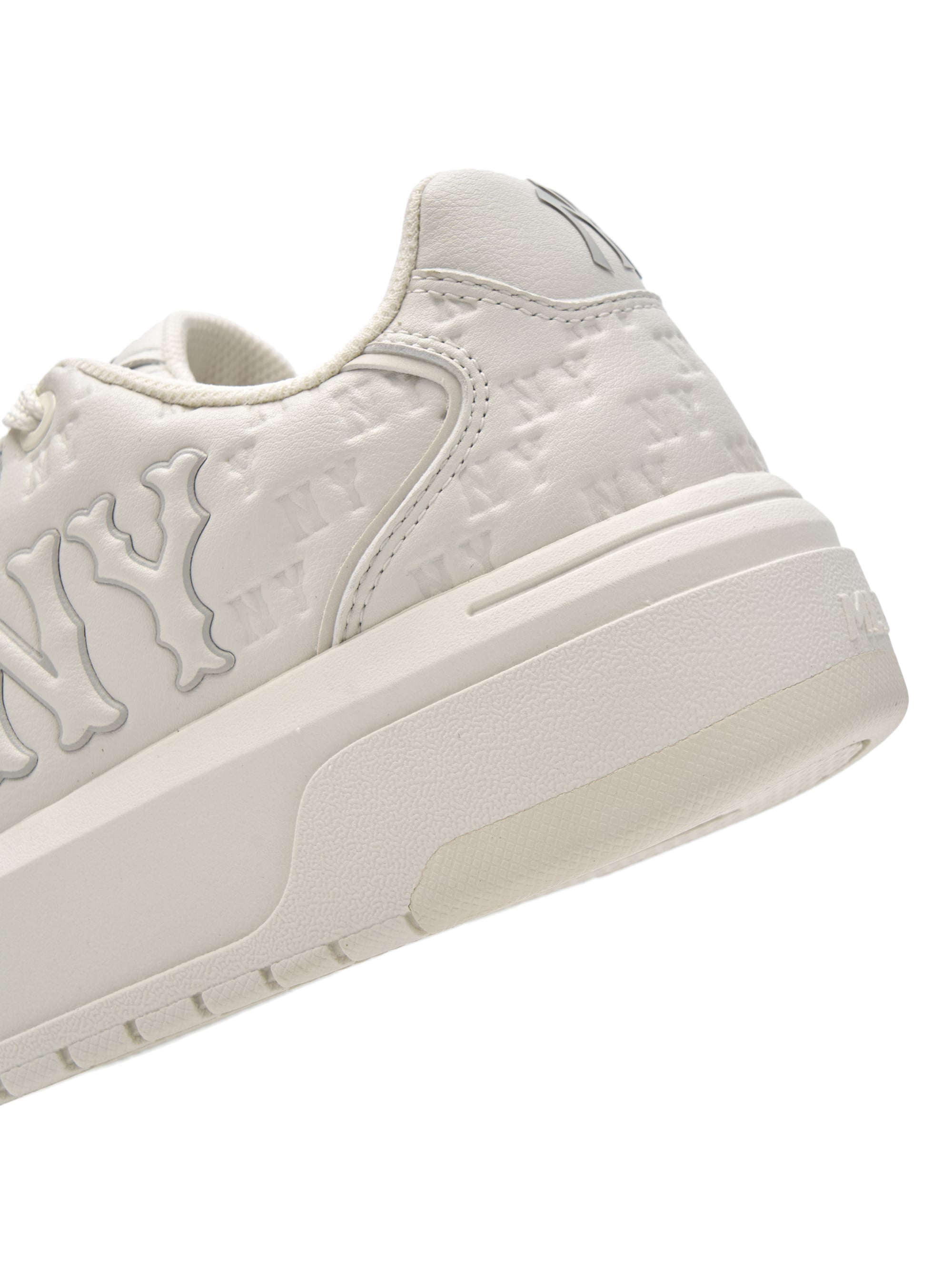 MLB Chunky Liner Embossed Monogram Cooperstown New York Yankees WHITE, chaussure blanche avec monogramme embossé.