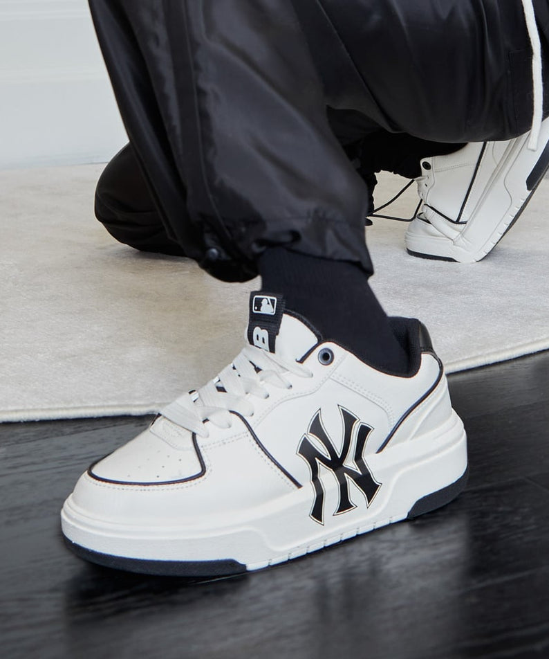 MLB Chunky Liner New York Yankees WHITE : baskets NY blanches et bleues, style chunky, vue en studio sur sol clair.