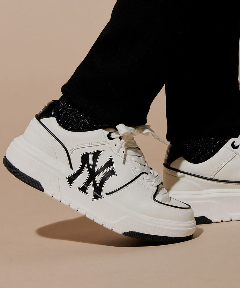 MLB Chunky Liner New York Yankees WHITE : chaussures blanches Yankees, gros logo NY X C en visuel studio.