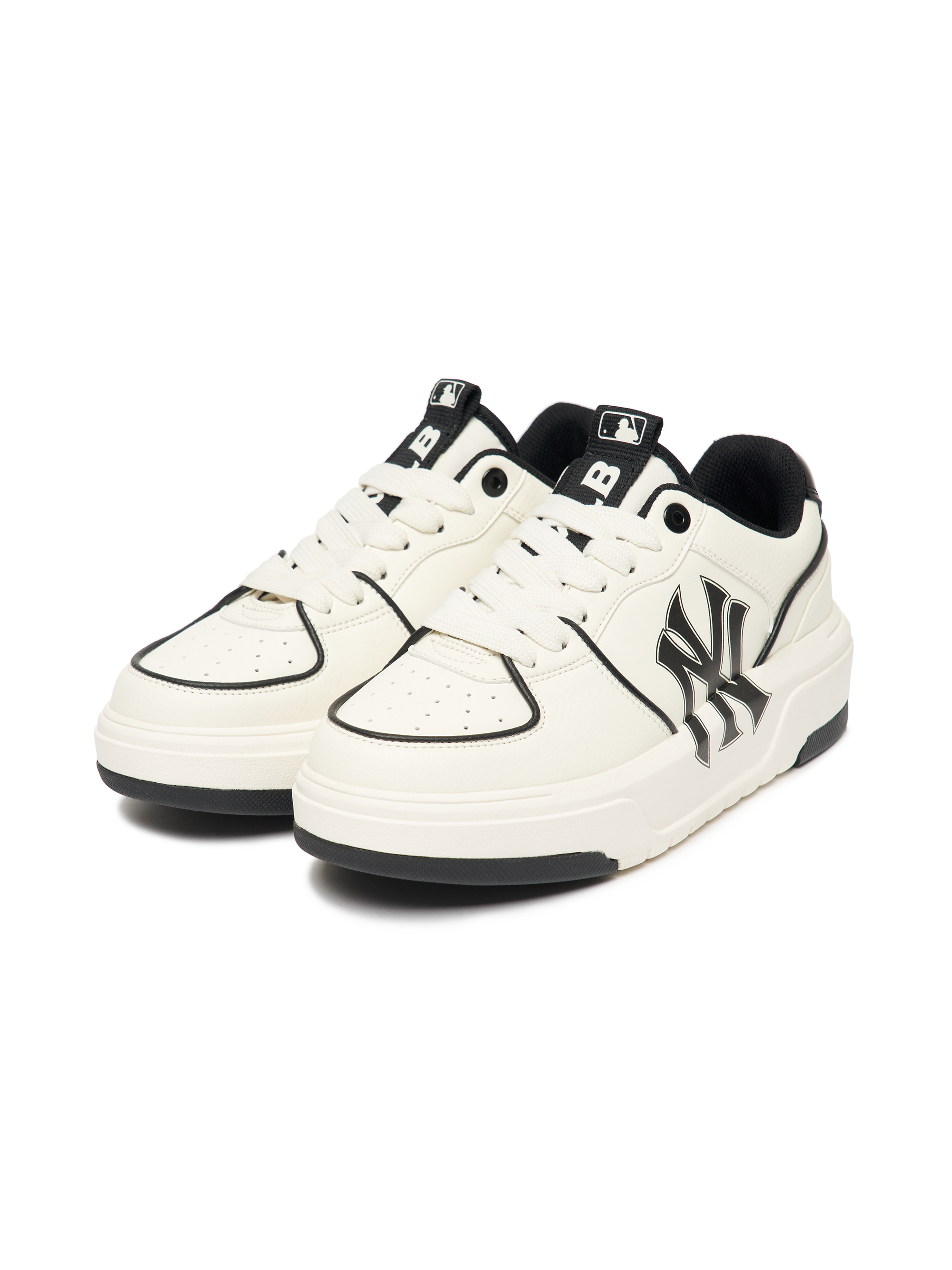 MLB Chunky Liner New York Yankees WHITE, baskets blanches adidas-like avec logo Yankees, vue sur fond noir.