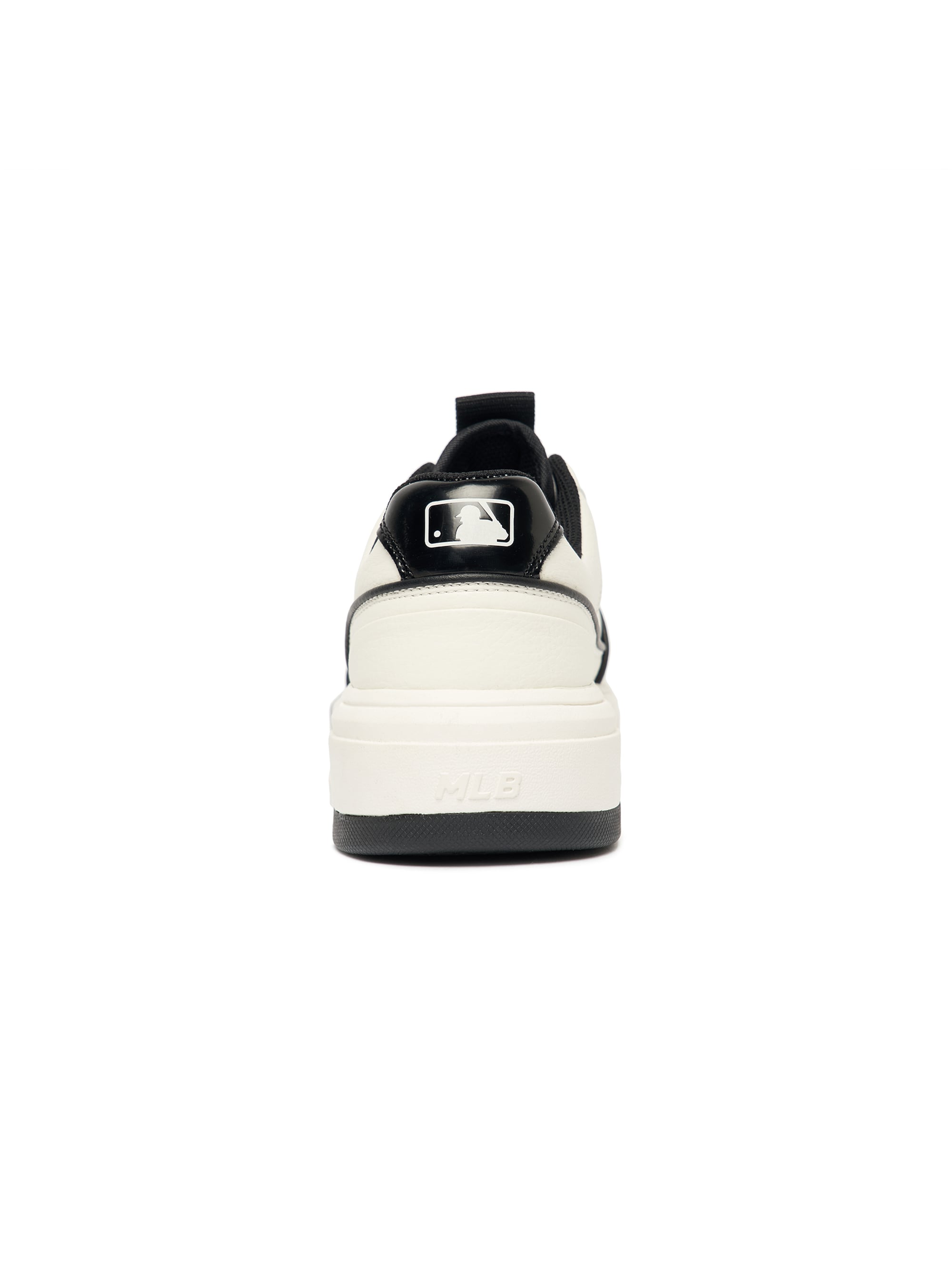 MLB Chunky Liner New York Yankees WHITE, chaussures MLB blanches avec logo Yankees, vue arrière sur fond blanc.