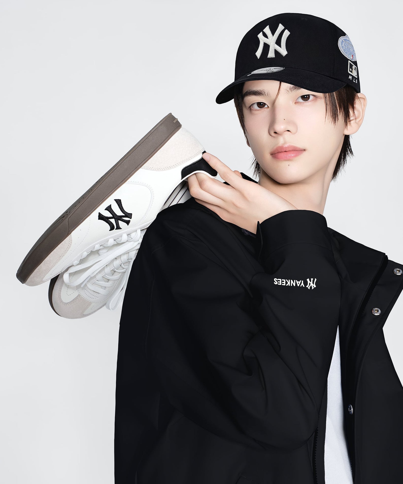 MLB Clubby New York Yankees WHITE : modèle portant casquette et sneakers Yankees blanc, fond studio, marque MLB.
