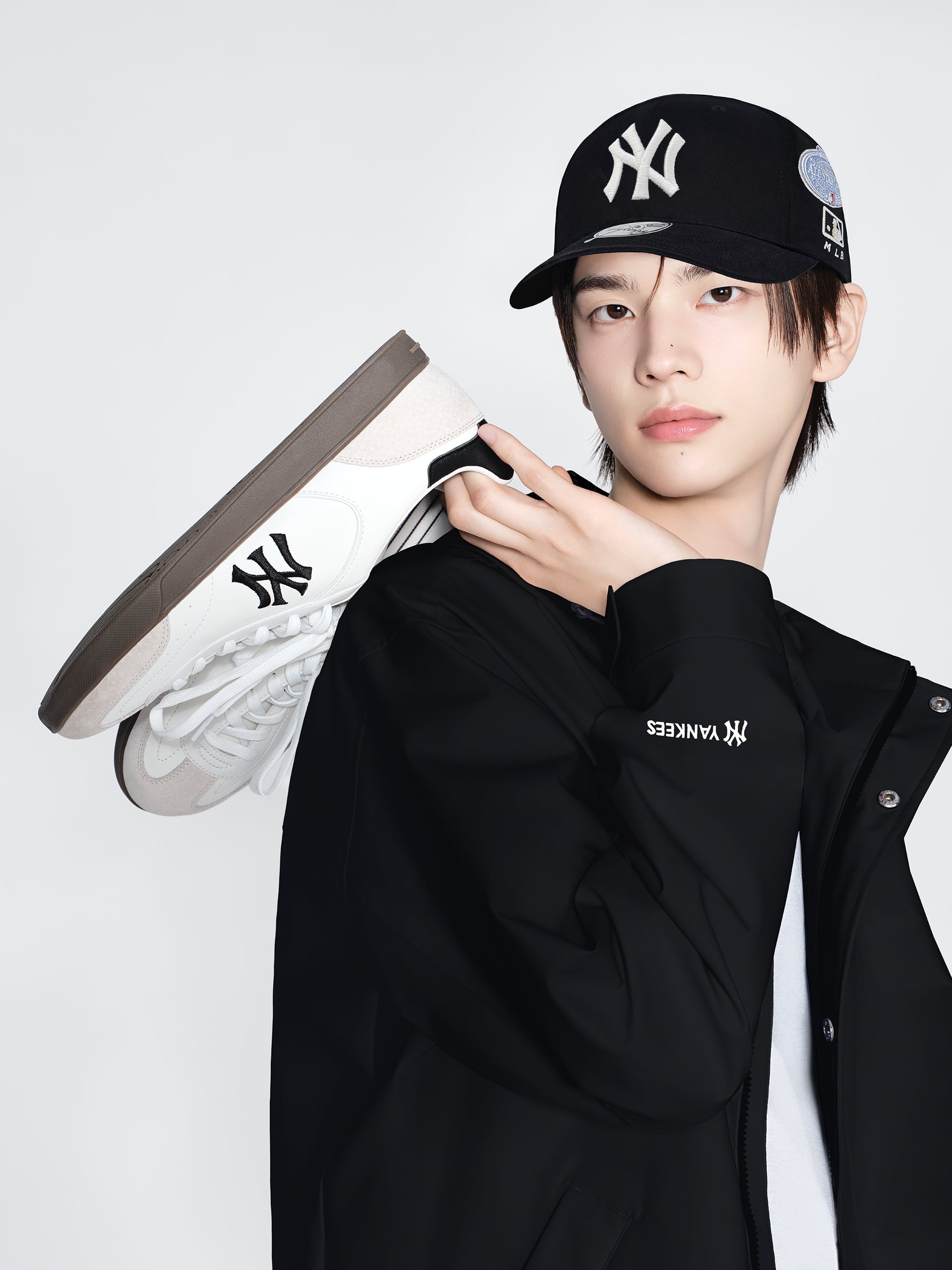 MLB Clubby New York Yankees WHITE : modèle portant casquette et sneakers Yankees blanc, fond studio, marque MLB.